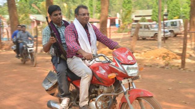 SP Santosh Kumar Singh is sitting behind the collector TS Sonwani. (HT Photo) SP Santosh Kumar Singh is sitting behind the collector TS Sonwani. (HT Photo)