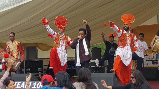 Popular Punjabi singer Channi Singh performing at the Baisakhi event in London on Sunday. (HT Photo) Popular Punjabi singer Channi Singh performing at the Baisakhi event in London on Sunday. (HT Photo)