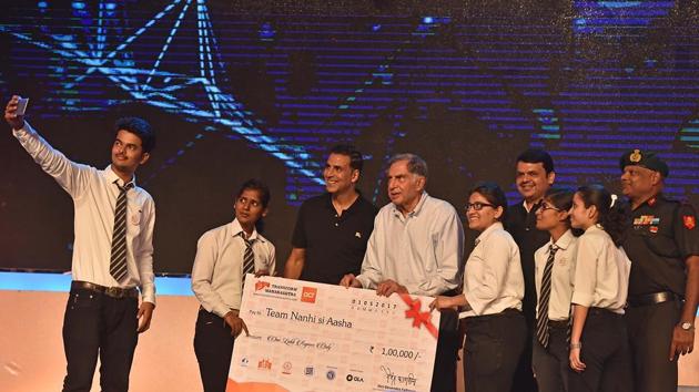 Actor Akshay Kumar and industrialist Ratan Tata take a selfie with participants. (Pratham Gokhale/HT Photo)