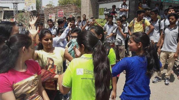Celebrations at Resonance coaching institute in Kota after its Udaipur branch student Kalpit Virval was declared topper in JEE Mains 2017.(A H Zaidi/HT file) Celebrations at Resonance coaching institute in Kota after its Udaipur branch student Kalpit Virval was declared topper in JEE Mains 2017.(A H Zaidi/HT file)