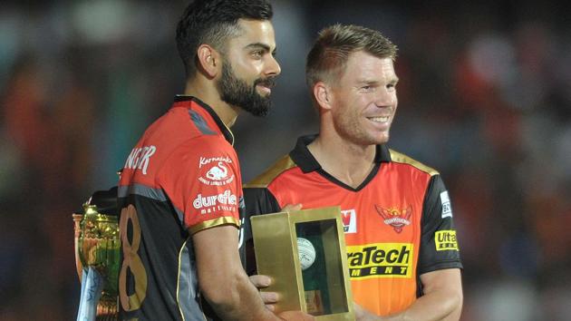 Sunrisers Hyderabad (SRH) captain David Warner (R) and Royal Challengers Bangalore (RCB) captain Virat Kohli during the opening ceremony of the 2017 Indian Premier League (IPL) in Hyderabad on April 5.(AFP)