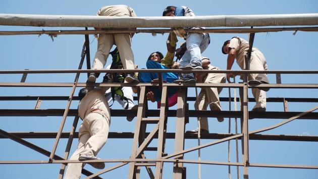 The woman was later taken to Link Road police station where the women constables tried to enquire why she had climbed the hoarding but the police could not understand her reply. They suspect that the woman could also be from Nepal.(Sakib Ali/HT Photo) The woman was later taken to Link Road police station where the women constables tried to enquire why she had climbed the hoarding but the police could not understand her reply. They suspect that the woman could also be from Nepal.(Sakib Ali/HT Photo)