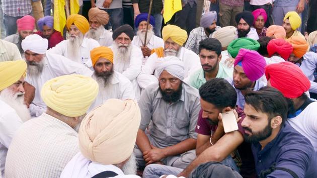 Victim Harpreet Singh’s father Yadvinder Singh (centre) with students and other protesters outside Khalsa College in Amritsar on Monday, May 1.(Sameer Sehgal/HT)