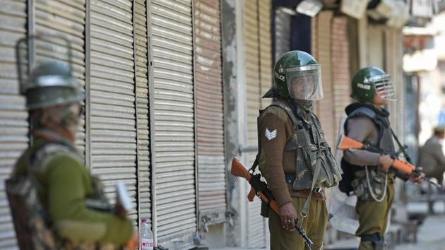 Paramilitary soldiers stand guard in Jammu and Kashmir. (AFP File) Paramilitary soldiers stand guard in Jammu and Kashmir. (AFP File)