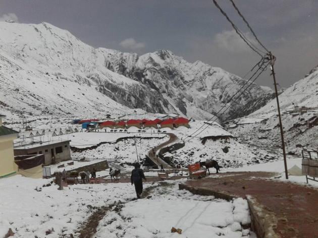 A view of the Kedarnath valley that has received fresh snowfall ahead of the opening of portals on May 3.(HT Photo) A view of the Kedarnath valley that has received fresh snowfall ahead of the opening of portals on May 3.(HT Photo)