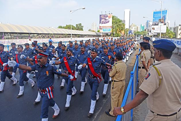 MONDAY MORNING BLUES, ANYONE? The parade reaches Dadar. (Pratik Chorge/HT Photo) 