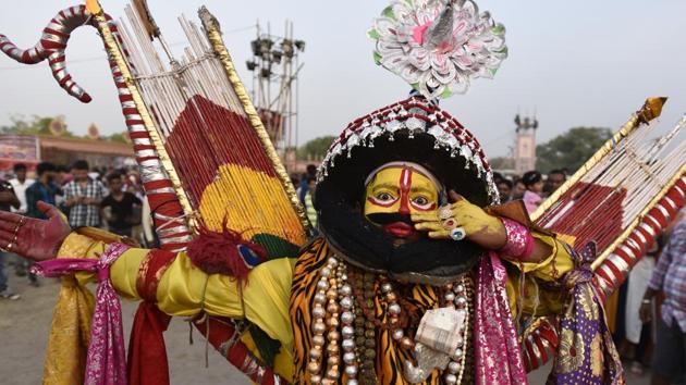 Artist perform Animal Naga Dance during the Fest . (Burhaan Kinu/HT PHOTO) Artist perform Animal Naga Dance during the Fest . (Burhaan Kinu/HT PHOTO)