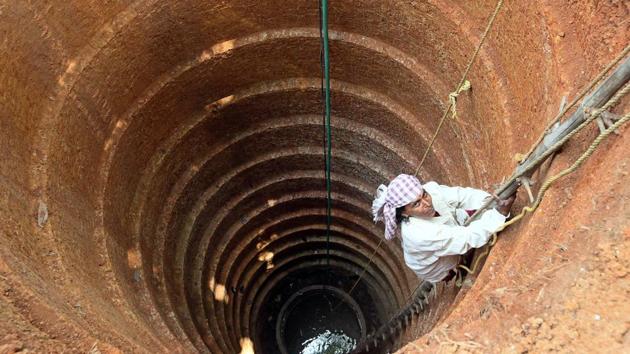 At least 300 women are engaged in digging wells and are paid under the Mahatma Gandhi National Rural Employment Guarantee Scheme.(HT Photo)