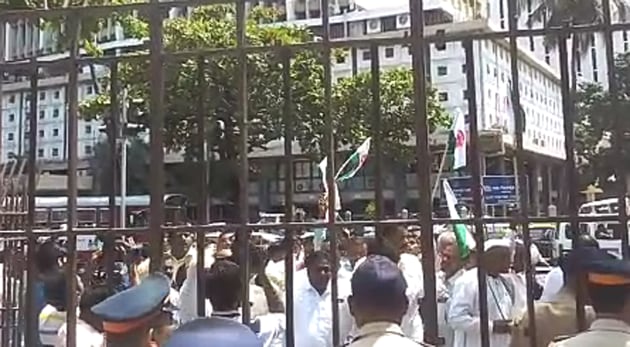 Protesters outside Mantralaya in Mumbai. (HT) Protesters outside Mantralaya in Mumbai. (HT)