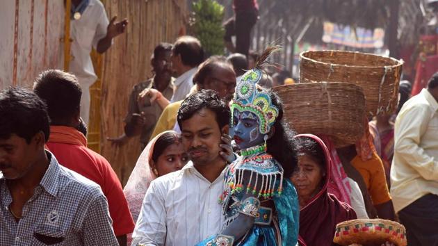 According to the rituals, Desibehera and his wife along with several others go to the Thakurani Temple in a procession to invite the goddess at midnight on the first day.
