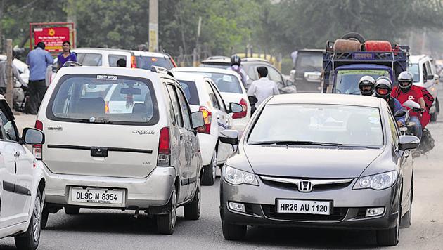 Residents of condominiums on Sohna Road said they have repeatedly complained to authorities about the traffic congestion and encroachments, but to no avail.(Parveen Kumar/HT Photo) Residents of condominiums on Sohna Road said they have repeatedly complained to authorities about the traffic congestion and encroachments, but to no avail.(Parveen Kumar/HT Photo)