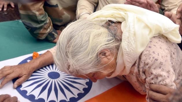 Joginder Kaur , mother of Indian army soldier Paramjit Singh, cries over the coffin of her son in Vein Poin village, 45 km from Amritsar, in Tarn Taran district on Tuesday, May 2.(Sameer Sehgal/HT)