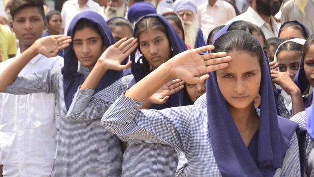 School students saluting martyr Paramjit Singh at his cremation in Vein Poin village in Tarn Taran. (Sameer Sehagl/HT)