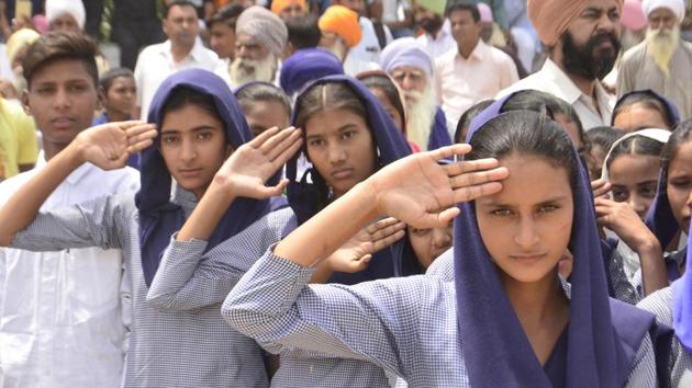 School students pay respects to naib subedar Paramjit Singh during his cremation at Vein Poin village in Tarn Taran district.(Sameer Sehgal/HT)