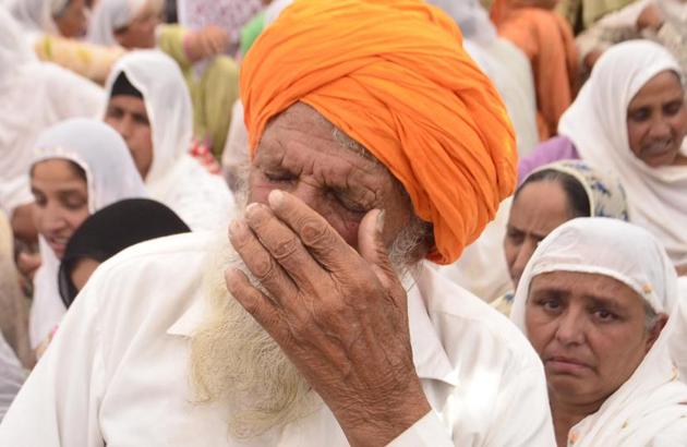 Martyr Paramjit Singh’s father Udham Singh weeps at their house in Vein Poin village in Tarn Taran district on Tuesday, May 2. Pakistani forces killed two Indian soldiers and mutilated their bodies along the Line of Control on May 1. (Sameer Sehgal/HT)