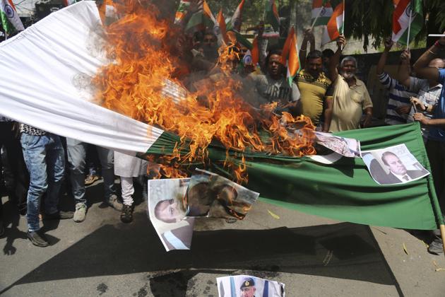 Hindu nationalist Shiv Sena party supporters burn the Pakistan national flag and pictures of Prime Minister Nawaz Sharif during a rally in Jammu. (Channi Anand/AP) Hindu nationalist Shiv Sena party supporters burn the Pakistan national flag and pictures of Prime Minister Nawaz Sharif during a rally in Jammu. (Channi Anand/AP)