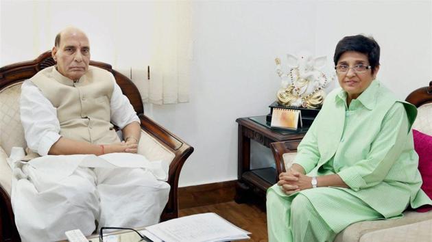 Union home minister Rajnath Singh and lieutenant governor of Puducherry Kiran Bedi during a meeting in New Delhi on Tuesday.(PTI Photo) Union home minister Rajnath Singh and lieutenant governor of Puducherry Kiran Bedi during a meeting in New Delhi on Tuesday.(PTI Photo)