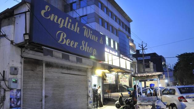 A closed liquor shop in Ludhiana on Monday.(HT Photo)