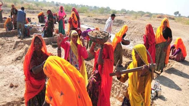 Several Jharkhand MNREGA workers have returned Rs 1 that the Centre has increased in their wages to Prime Minister and state chief minister.(HT File Photo for representational purpose) Several Jharkhand MNREGA workers have returned Rs 1 that the Centre has increased in their wages to Prime Minister and state chief minister.(HT File Photo for representational purpose)