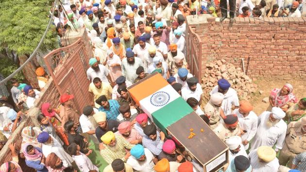 Army personnel carry the coffin of Paramjit Singh ahead of his funeral at Vein Poin village in Tarn Taran. (Sameer Sehagl/HT)