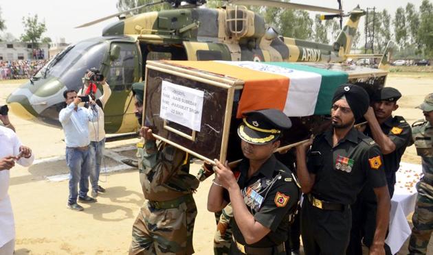 Army personnel carry the coffin of Paramjit Singh ahead of his funeral at Vein Poin village in Tarn Taran. (Sameer Sehagl/HT)