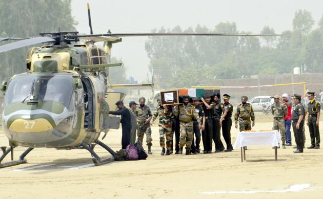 Army personnel carry the coffin of Paramjit Singh ahead of his funeral at Vein Poin village in Tarn Taran. (Sameer Sehagl/HT)