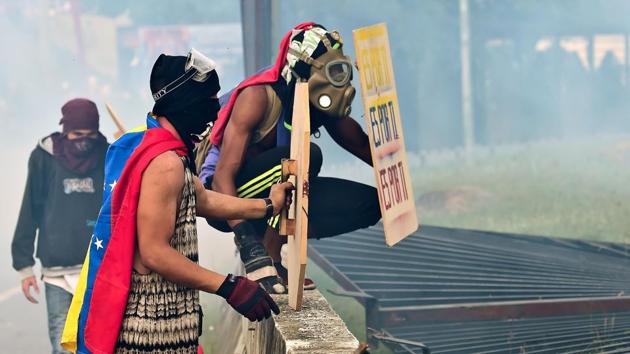 Security forces in riot vans blocked off central Caracas Monday. (Ronaldo SCHEMIDT / AFP)