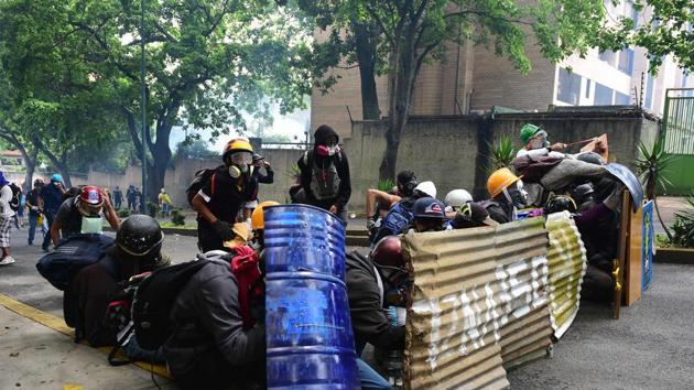 A number youth groups have defied calls for peaceful protests and instead continue violence and property destruction. (RONALDO SCHEMIDT / AFP)