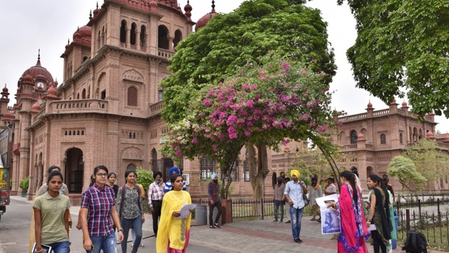 Students at Khalsa College after the strike was called off on Wednesday. (Gurpreet Singh/HT Photo) Students at Khalsa College after the strike was called off on Wednesday. (Gurpreet Singh/HT Photo)