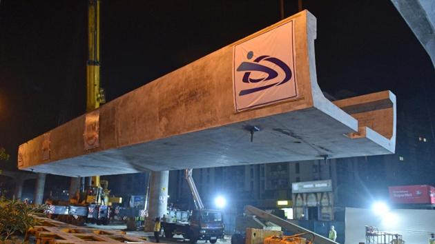 The first U girder of Metro-7 launched on Tuesday.(Pratham Gokhale/HT)