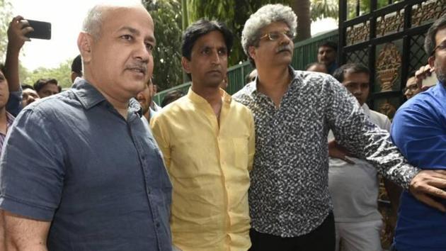 Deputy chief minister Manish Sisodia with Kumar Vishwas after the meeting of AAP’s political affairs committee.(Sonu Mehta / HT Photo)