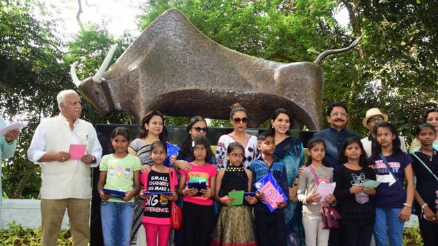 Gauri Khan and BJP leader Shaina NC inaugurate the bull sculpture near Mahalaxmi Racecourse on Monday.(HT) Gauri Khan and BJP leader Shaina NC inaugurate the bull sculpture near Mahalaxmi Racecourse on Monday.(HT)