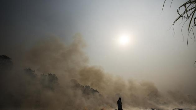 Agricultural fires in the fields of neighbouring states, particularly Punjab and Haryana, are a major contributor to the deteriorating air quality of Delhi.(Ravi Choudhary/HT PHOTO) Agricultural fires in the fields of neighbouring states, particularly Punjab and Haryana, are a major contributor to the deteriorating air quality of Delhi.(Ravi Choudhary/HT PHOTO)
