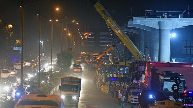 Between midnight and 5am on Wednesday, a stretch of the highway near Malad was closed for traffic as the girder was placed between Pier 62 and Pier 63 at Pathanwadi. (Pratham Gokhale/HT Photo)