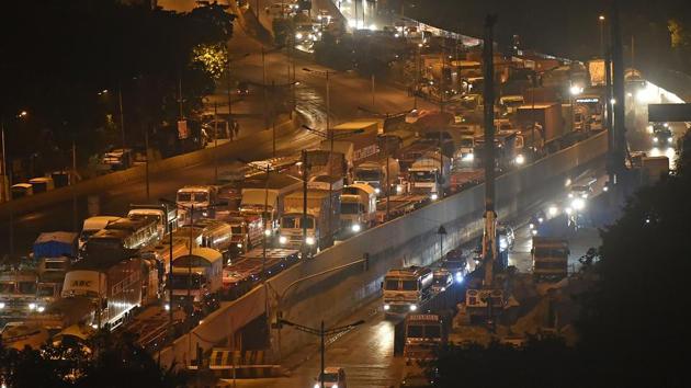 This led to snarls on the north-bound carriageway as vehicles had been diverted to the south-bound (Pratham Gokhale/HT Photo)