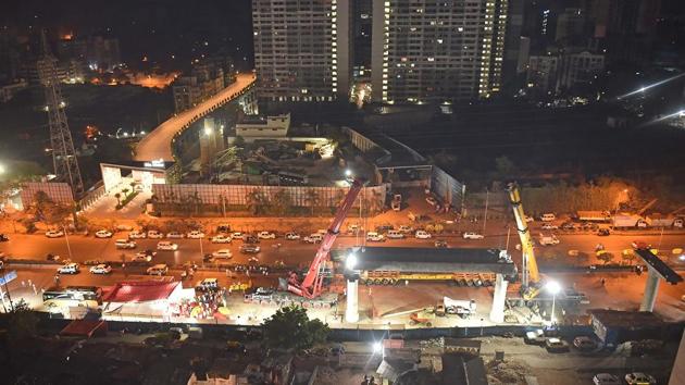 Cranes place the first U girder for the Metro 7 line along the WEH early on Wednesday. (Pratham Gokhale/HT Photo)