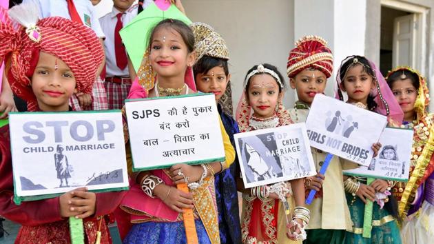 School children take part in an awareness campaign to stop child marriage in Bikaner.(PTI)