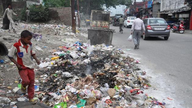 Garbage dumped on the side of a road in Dehradun. Swachh Survekshan Ranking 2017 will be released on May 4. (Vinay Santosh Kumar/HT Photo) Garbage dumped on the side of a road in Dehradun. Swachh Survekshan Ranking 2017 will be released on May 4. (Vinay Santosh Kumar/HT Photo)