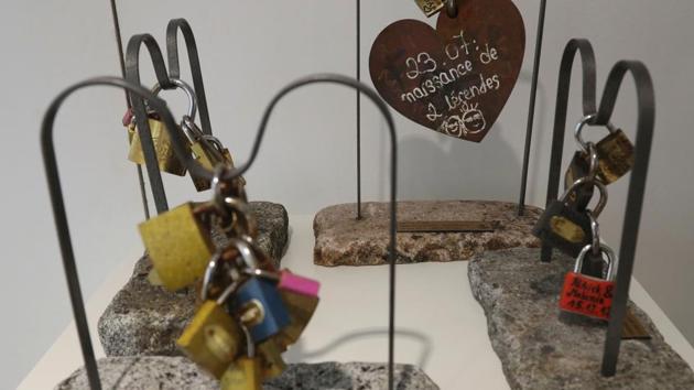 Padlocks locked and left as a symbol of love on Parisian bridges, are displayed during an auction organised by the Ville de Paris (City of Paris), in Paris, on May 3, 2017.(AFP Photo) Padlocks locked and left as a symbol of love on Parisian bridges, are displayed during an auction organised by the Ville de Paris (City of Paris), in Paris, on May 3, 2017.(AFP Photo)