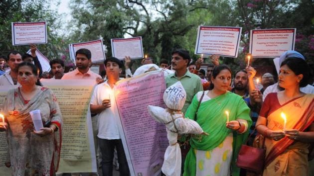 Parents hold a protest against the failure of the government to check the high-handedness of private schools, demanding a proper education policy from the state government, Gurgaon, April 30 , 2017(Parveen Kumar/Hindustan Times) Parents hold a protest against the failure of the government to check the high-handedness of private schools, demanding a proper education policy from the state government, Gurgaon, April 30 , 2017(Parveen Kumar/Hindustan Times)
