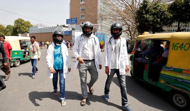 Doctors in AllMS, New Delhi, wore helmets at work in March 2017 in protest against lack of security measures.(Reuters)