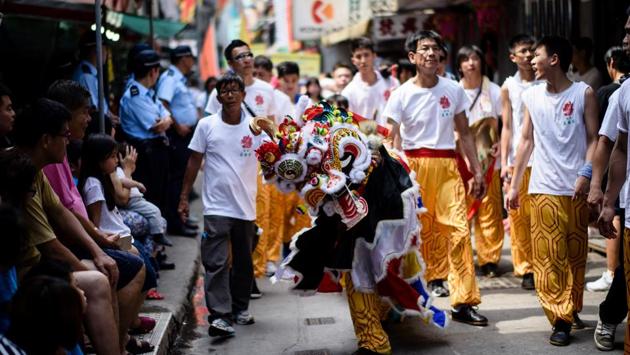 Performers take part in a parade during the annual Cheung Chau bun festival in Hong Kong on May 3, 2017. Tens of thousands gathered in Hong Kong on May 3 for one of its most colourful festivals, a whirlwind of music and costume culminating in a dramatic climb up a precipitous "bun tower". / AFP PHOTO / Anthony WALLACE (Anthony Wallace/AFP) 