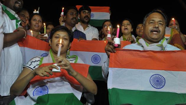 People holding the national flag take out a candlelight vigil in Hyderabad on May 2 after the death of two Indian soldiers in Kashmir. The Indian Army has accused Pakistan of killing the soldiers and mutilating their bodies in an "unprovoked" rocket and mortar attack in the tense border region.(AFP)