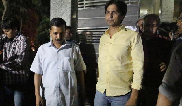 Delhi CM Arvind Kejriwal and his deputy Manish Sissodia went to the residence of Kumar Vishwas on Tuesday to placate him.(Ravi Choudhary/HT PHOTO)