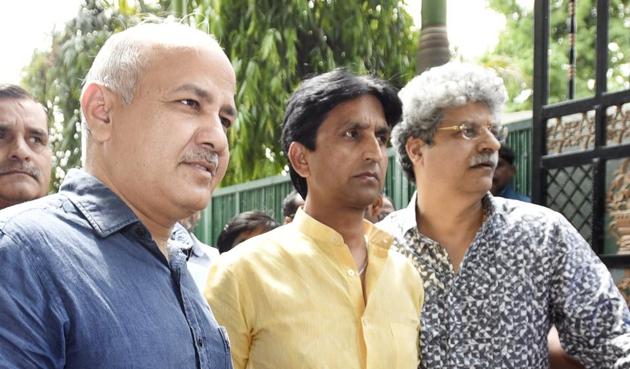 Delhi deputy chief minister Manish Sisodia (left) and AAP leader Kumar Vishwas (centre) after the PAC meeting at CM Arvind Kejriwal’s residence in Civil Lines.(Sonu Mehta/HT Photo)