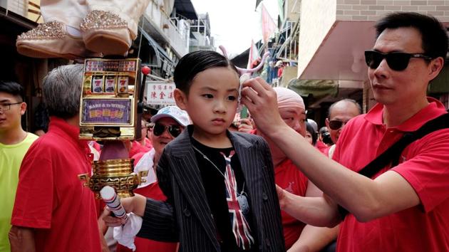 A boy depicts Hong Kong Chief Executive Leung Chun-ying during the Bun Festival parade.  (Bobby Yip/REUTERS) 