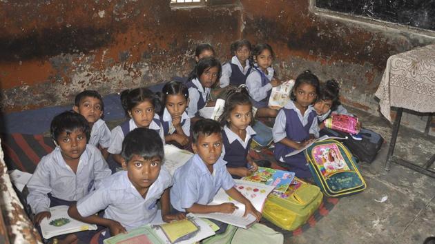 Students sit on torn, rugged mats at Government Primary School, Mauli Jagran.(Sant Arora/HT Photo)