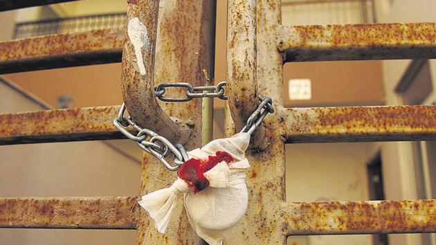 The authority began sealing flats and villas in Supertech's Czar project in February following a high court order.(Burhaan Kinu/HT File Photo) The authority began sealing flats and villas in Supertech's Czar project in February following a high court order.(Burhaan Kinu/HT File Photo)