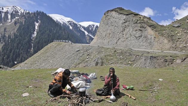 Nomads preparing afternoon tea by the Mughal Road. (Waseem Andrabi /HT Photo) Nomads preparing afternoon tea by the Mughal Road. (Waseem Andrabi /HT Photo)