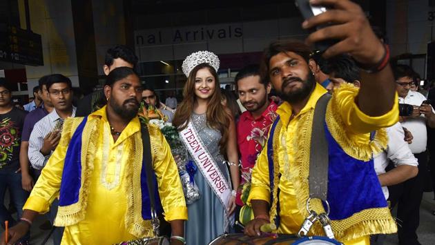 Srishti Kaur, a Noida resident,has bagged the Miss Teen Universe 2017 crown. She also won an award for the best costume. (Vipin Kumar/HT PHOTO) Srishti Kaur, a Noida resident,has bagged the Miss Teen Universe 2017 crown. She also won an award for the best costume. (Vipin Kumar/HT PHOTO)